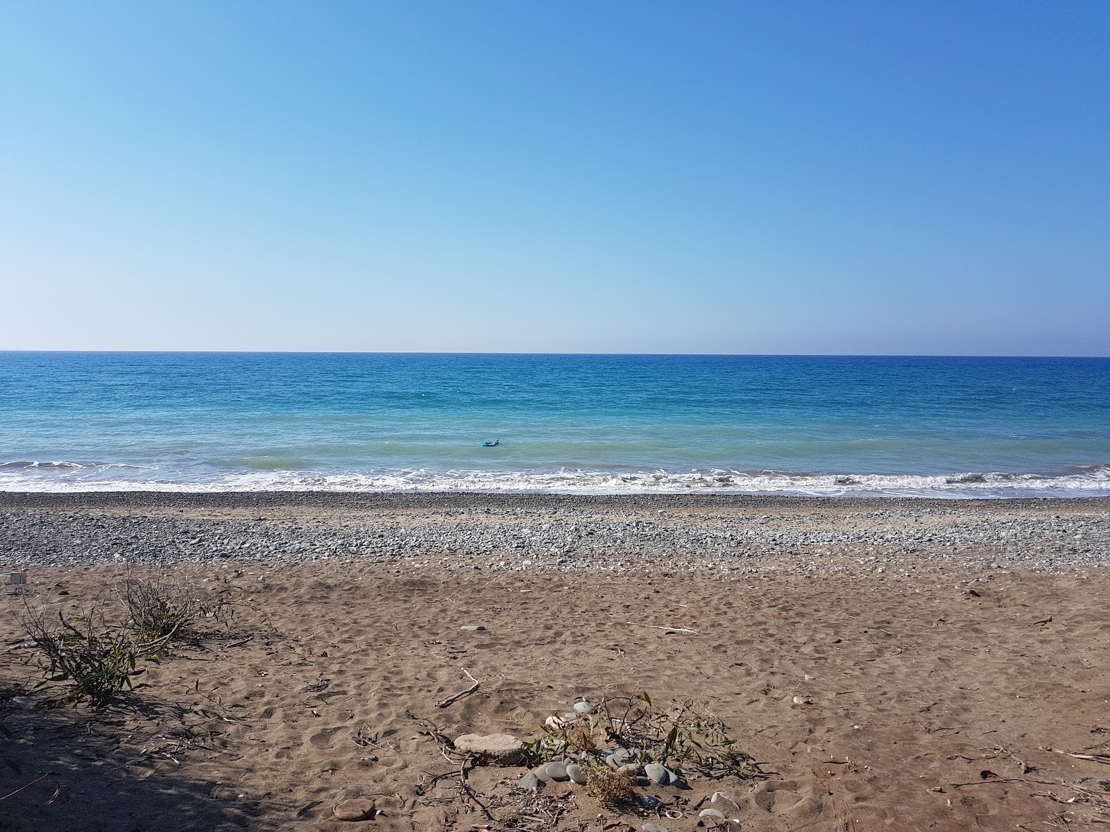 Mavralis beach'in fotoğrafı turkuaz saf su yüzey ile