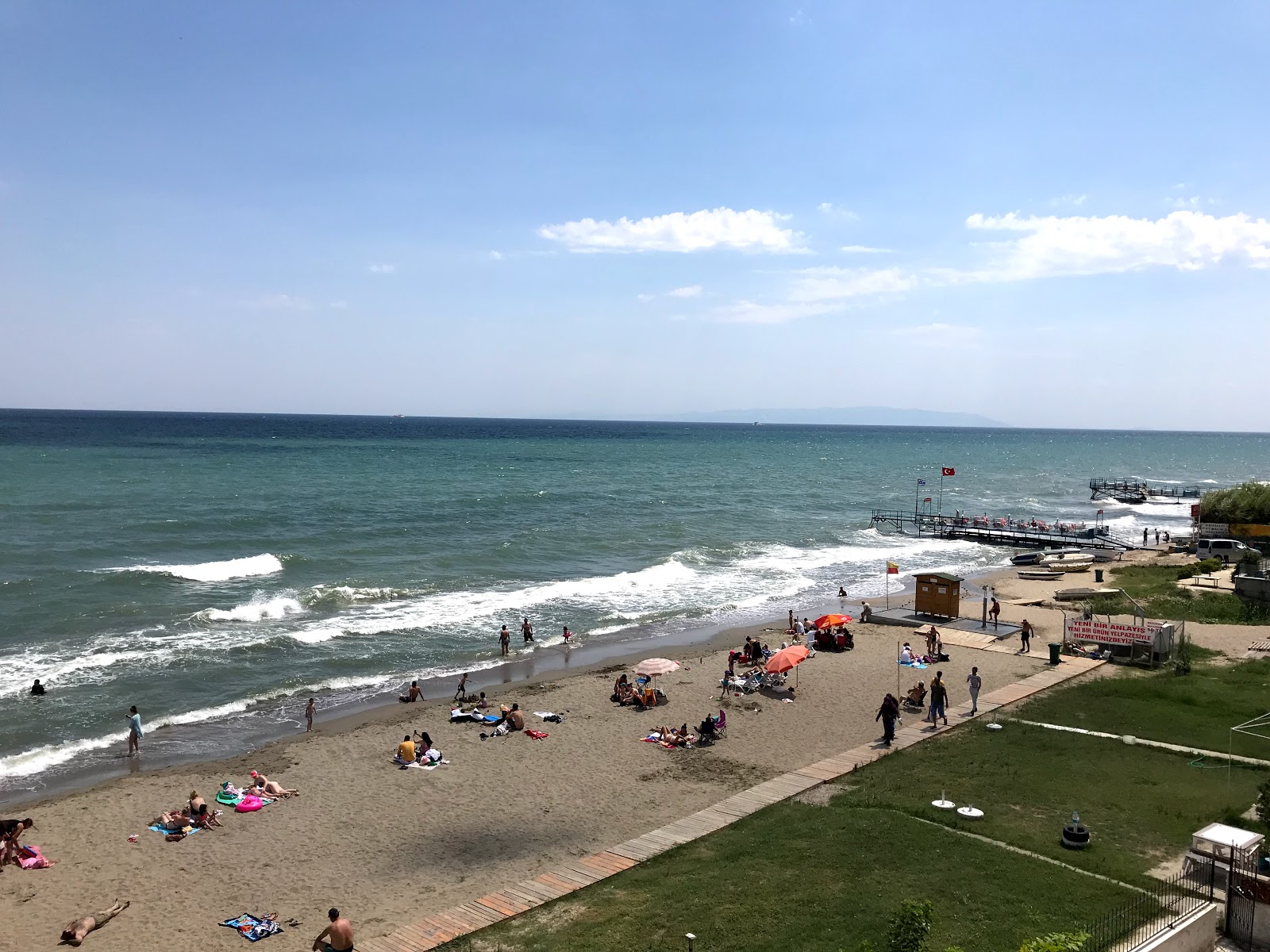 Foto van Altinova beach met ruim strand