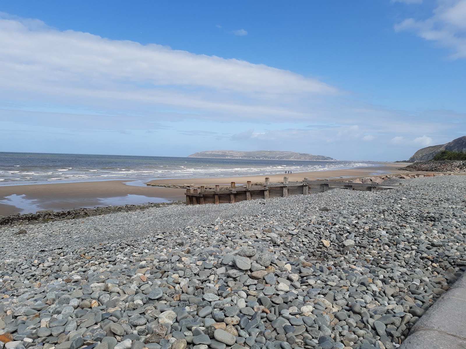 Penmaenmawr Plajı'in fotoğrafı uçurumlarla desteklenmiş