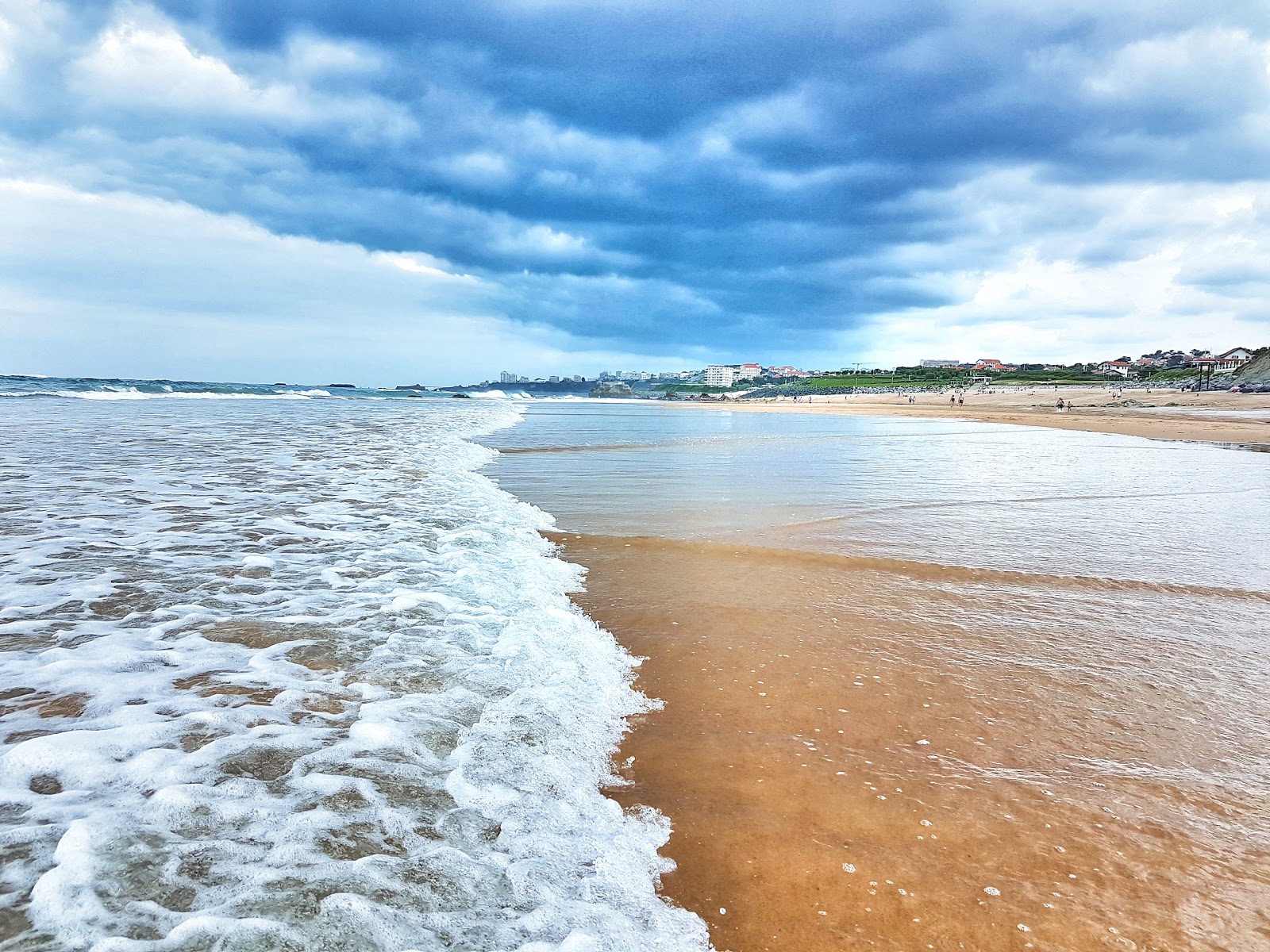 Plage d'Ilbarritz的照片 带有宽敞的海岸线