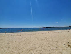 Wades Beach'in fotoğrafı geniş bir kıyı şeridi ile birlikte