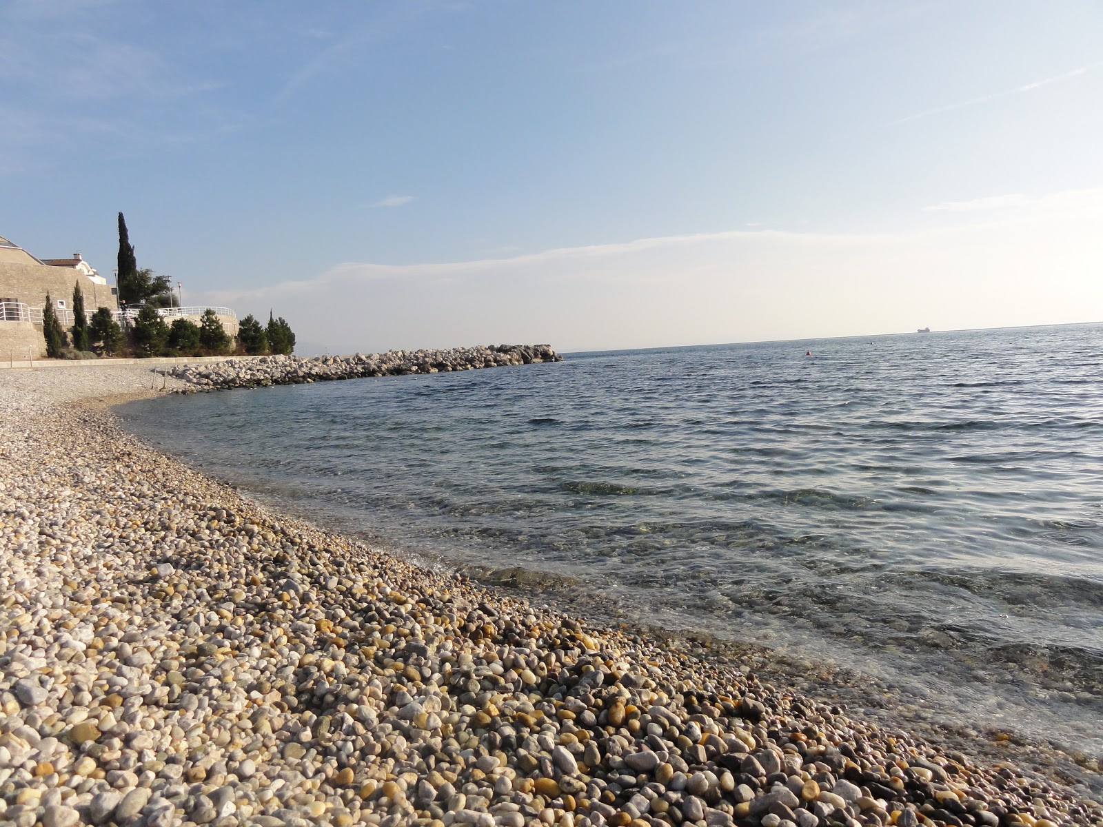 Ploce beach'in fotoğrafı - rahatlamayı sevenler arasında popüler bir yer