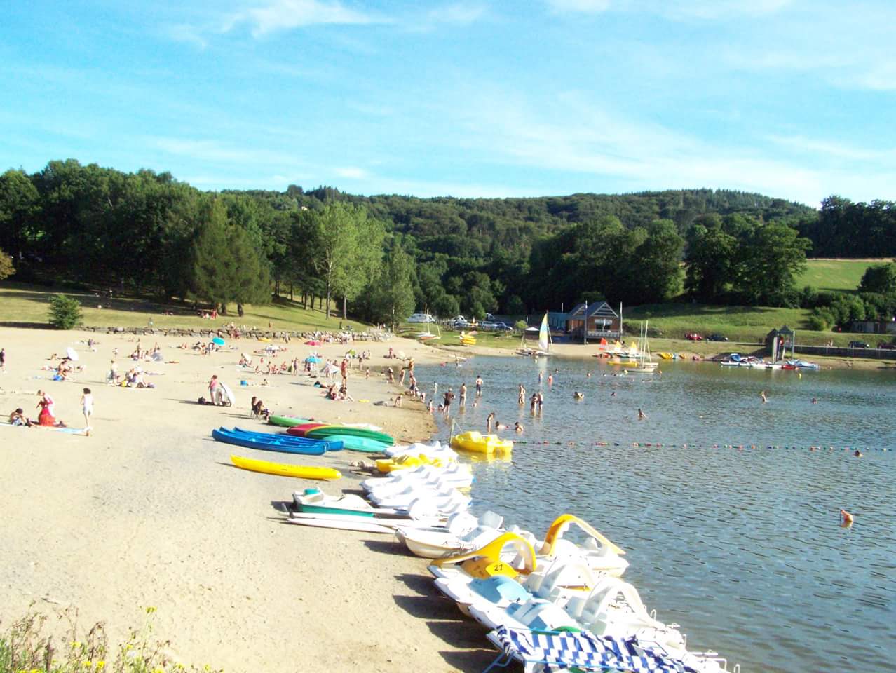 Foto von Plage de La Salvetat-sur-Agout mit beiger sand & steine Oberfläche