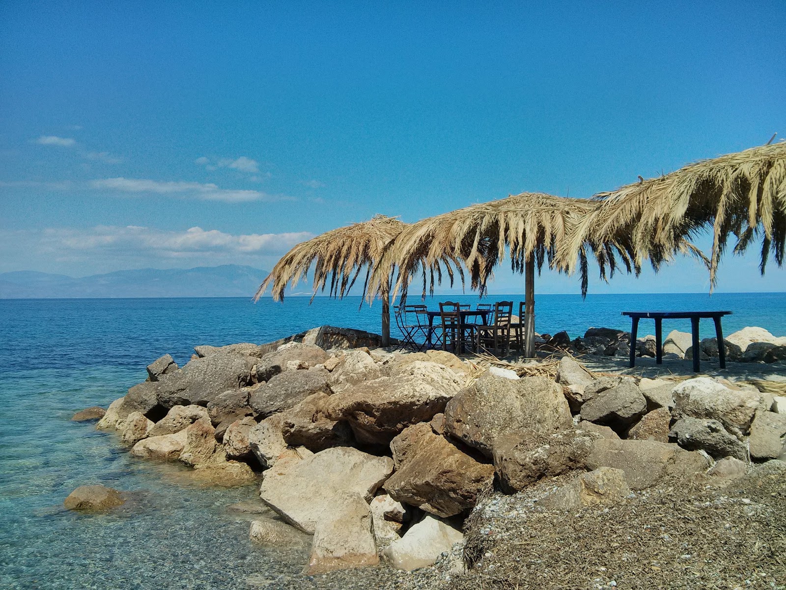 Fotografija Palaia beach z sivi kamenček površino