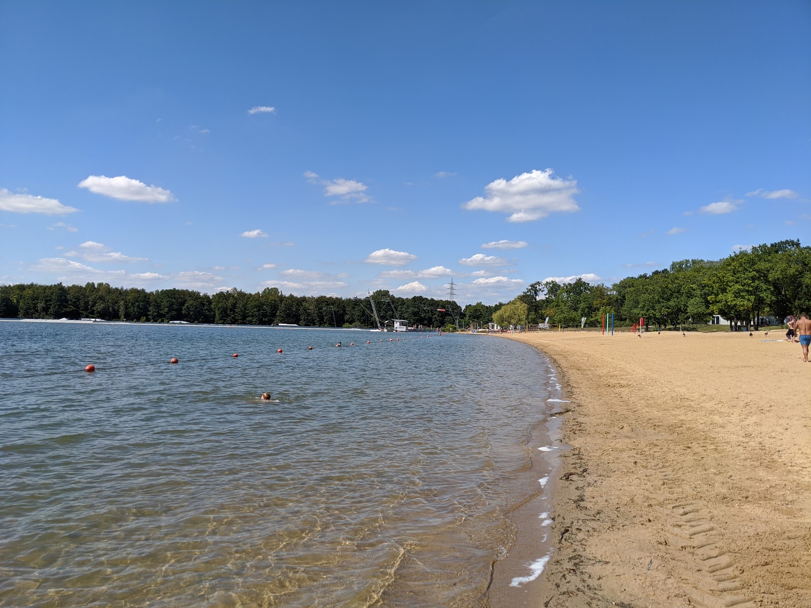 Duren-Gurzenich Strand'in fotoğrafı - rahatlamayı sevenler arasında popüler bir yer