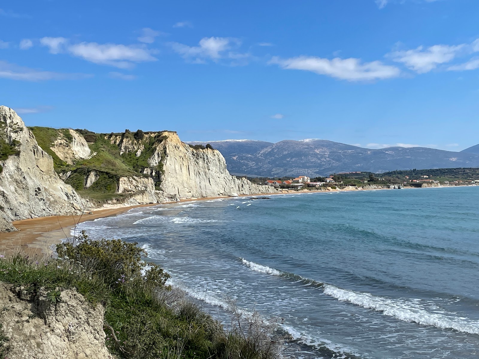 Foto di Koutala beach con baia spaziosa