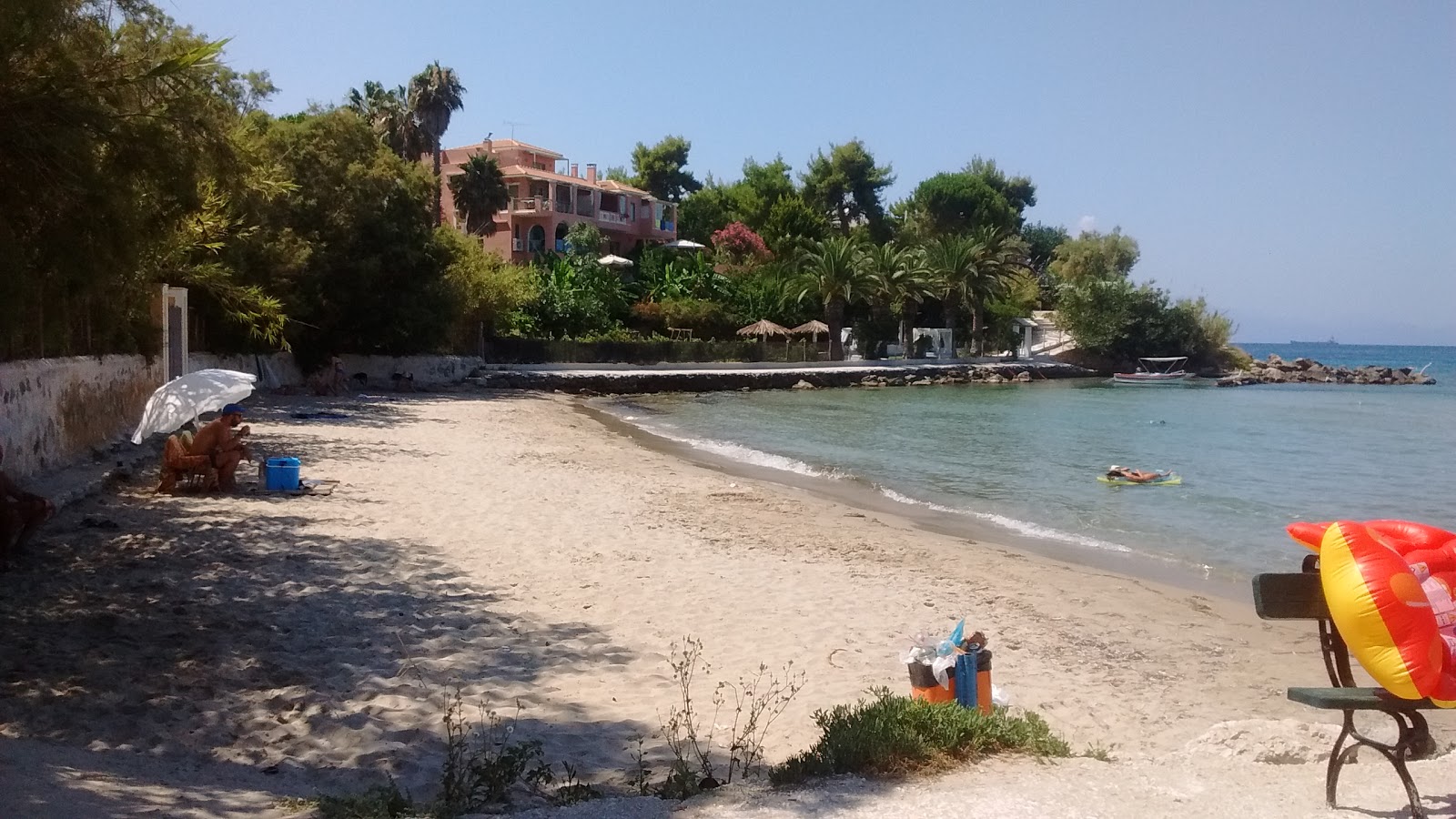 Foto von Amoudi beach mit gerader strand