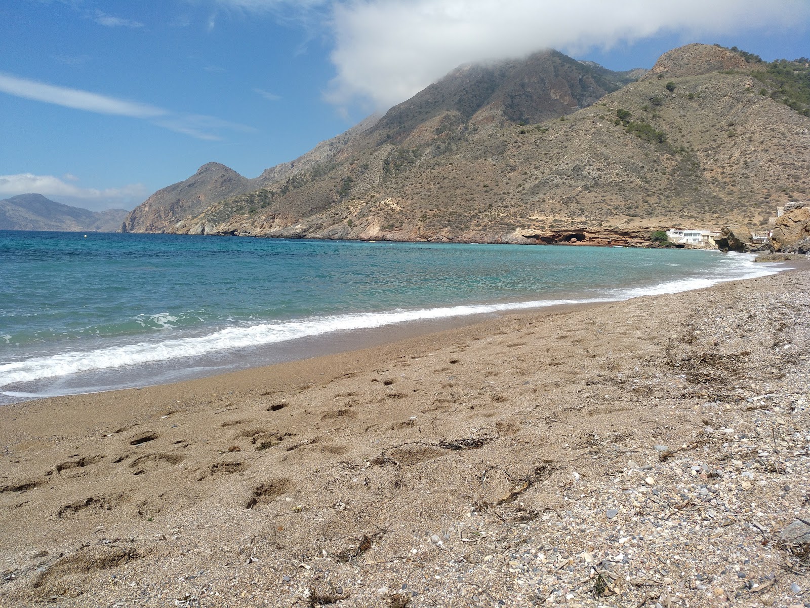 Fotografija Playa El Portus z turkizna čista voda površino