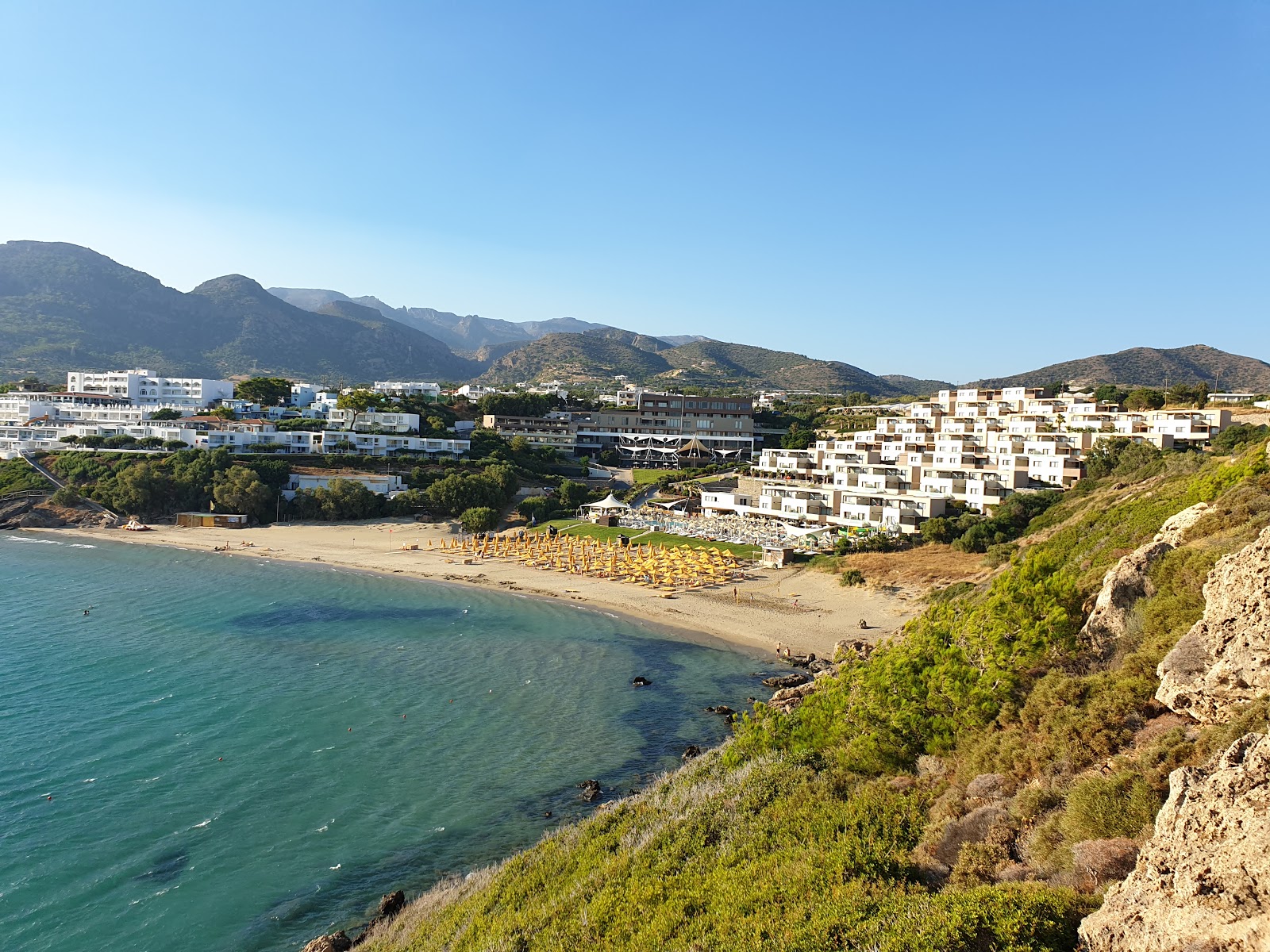 Foto di Lagoufa beach sorretto da scogliere