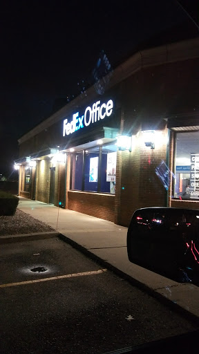 Print Shop «FedEx Office Print & Ship Center», reviews and photos, 42999 Woodward Ave, Bloomfield Hills, MI 48304, USA