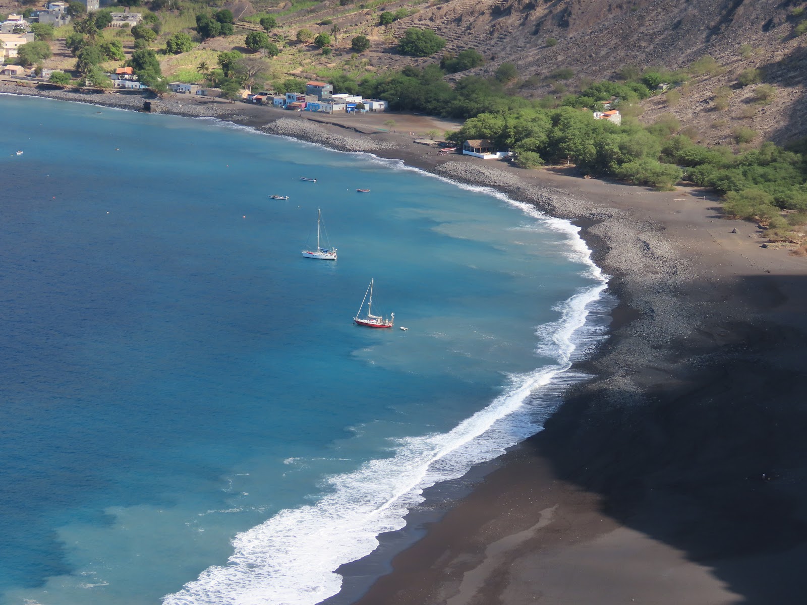 Foto de Tarrafal Beach con arena negra superficie