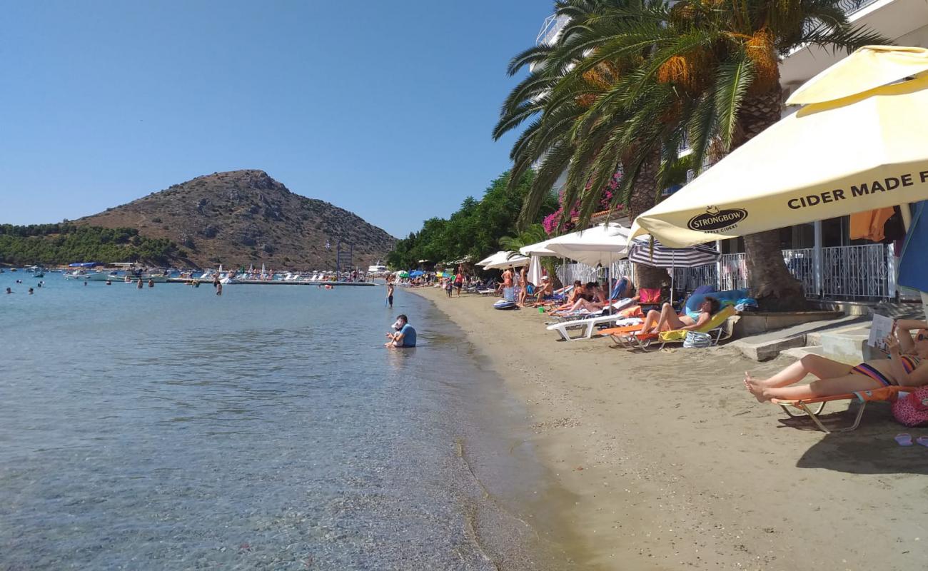 Foto av Myli Beach med beige småsten yta