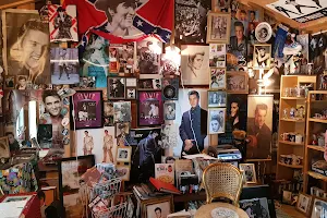 Elvis-tupa - Pikku Graceland image
