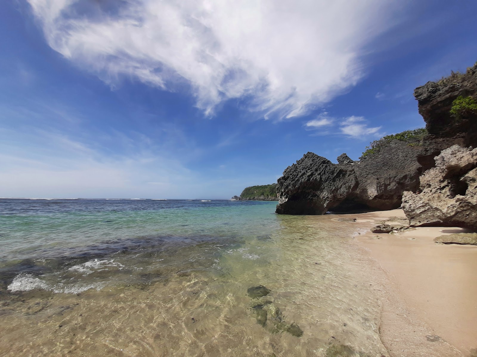 Foto von Pura Geger Beach mit türkisfarbenes wasser Oberfläche