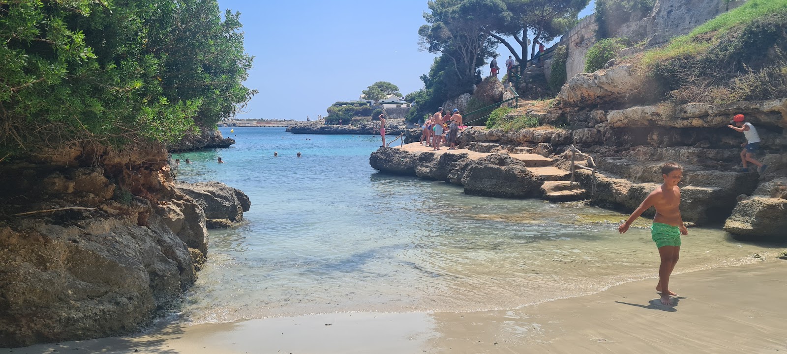 Photo de Platja de Sa Farola avec rivage droit, court