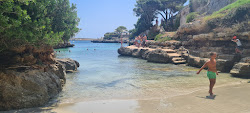 Photo de Platja de Sa Farola avec rivage droit, court