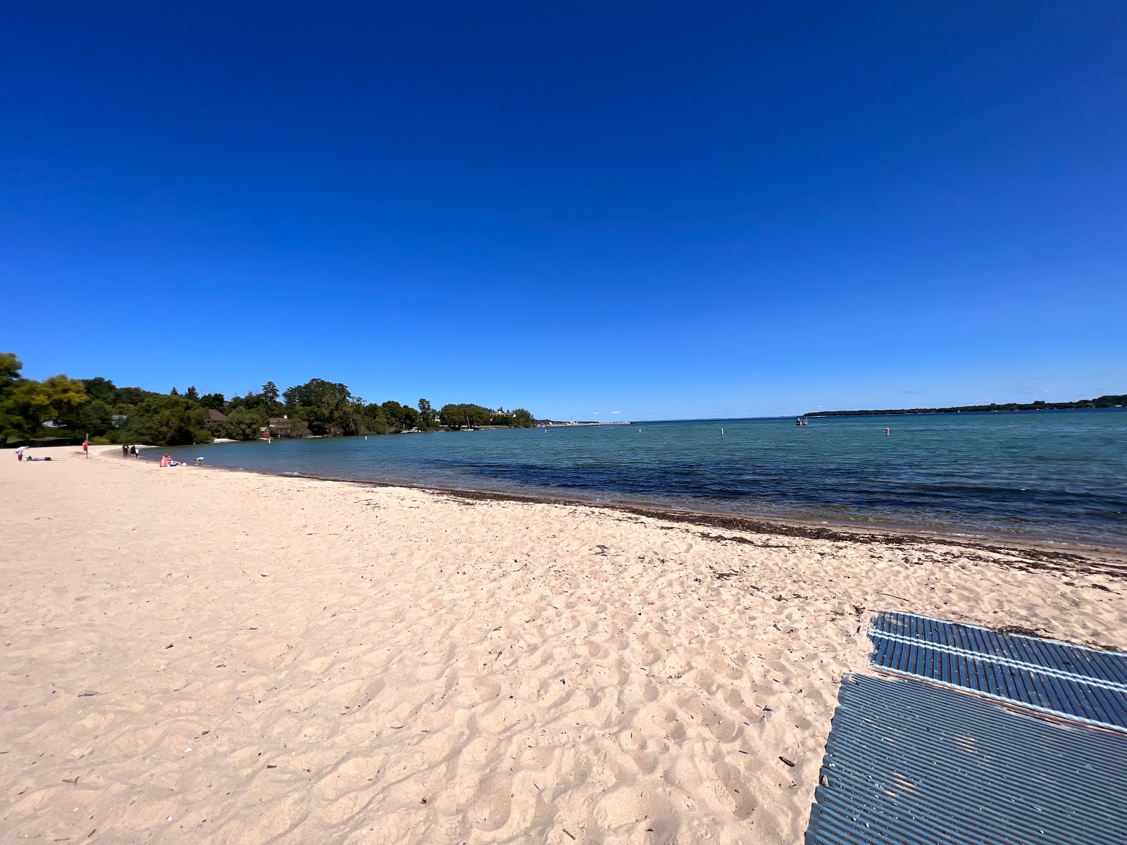 Suttons Bay Beach的照片 带有宽敞的海岸