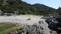 Avlaki Beach'in fotoğrafı dağlarla çevrili