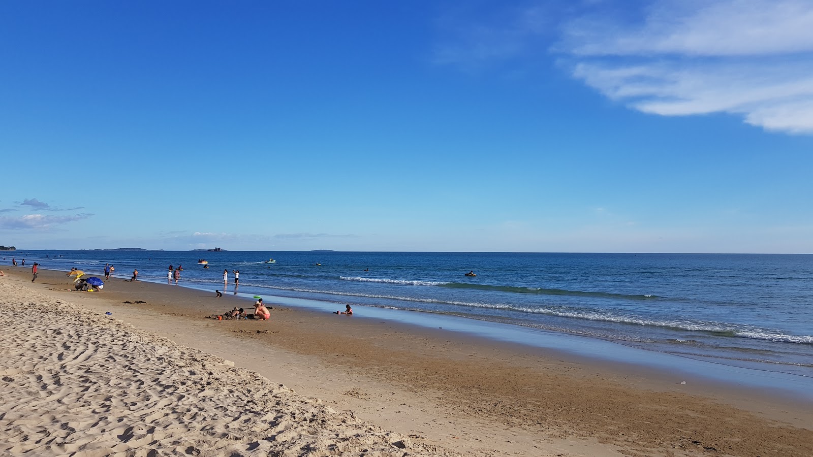 Laem Maepim Beach的照片 带有碧绿色纯水表面