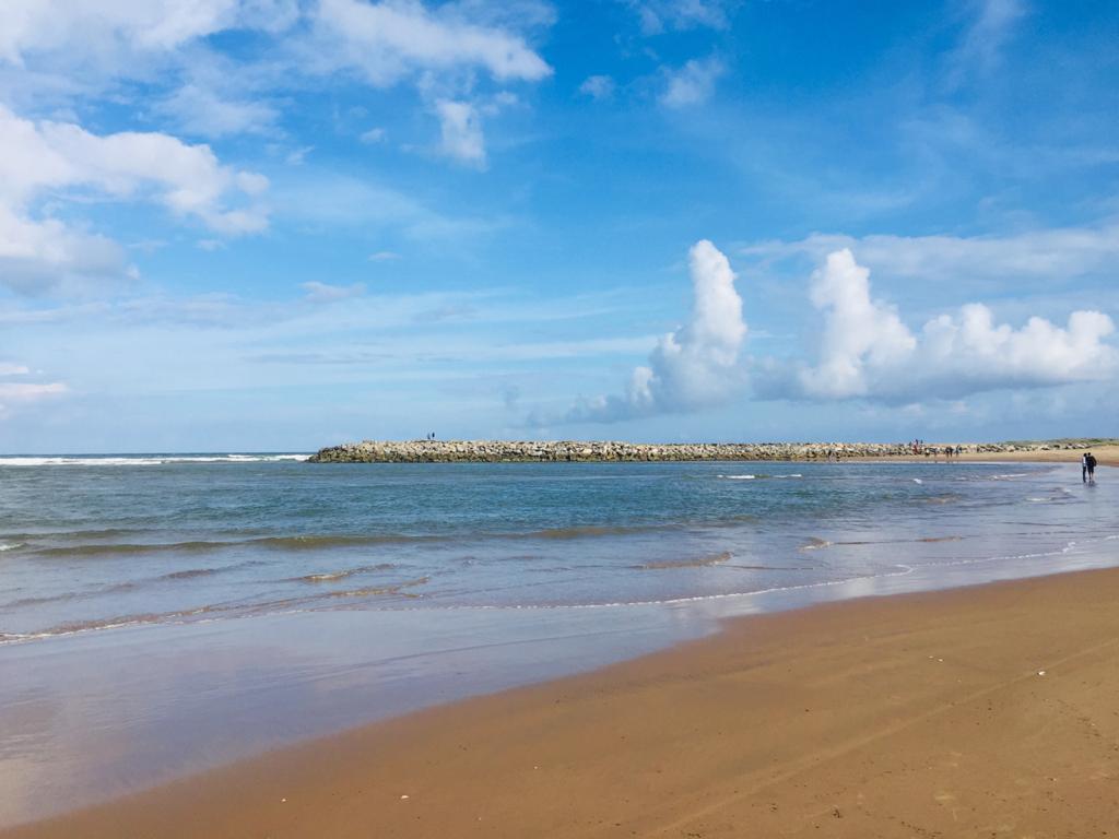 Foto van Bavanapadu Beach met recht en lang