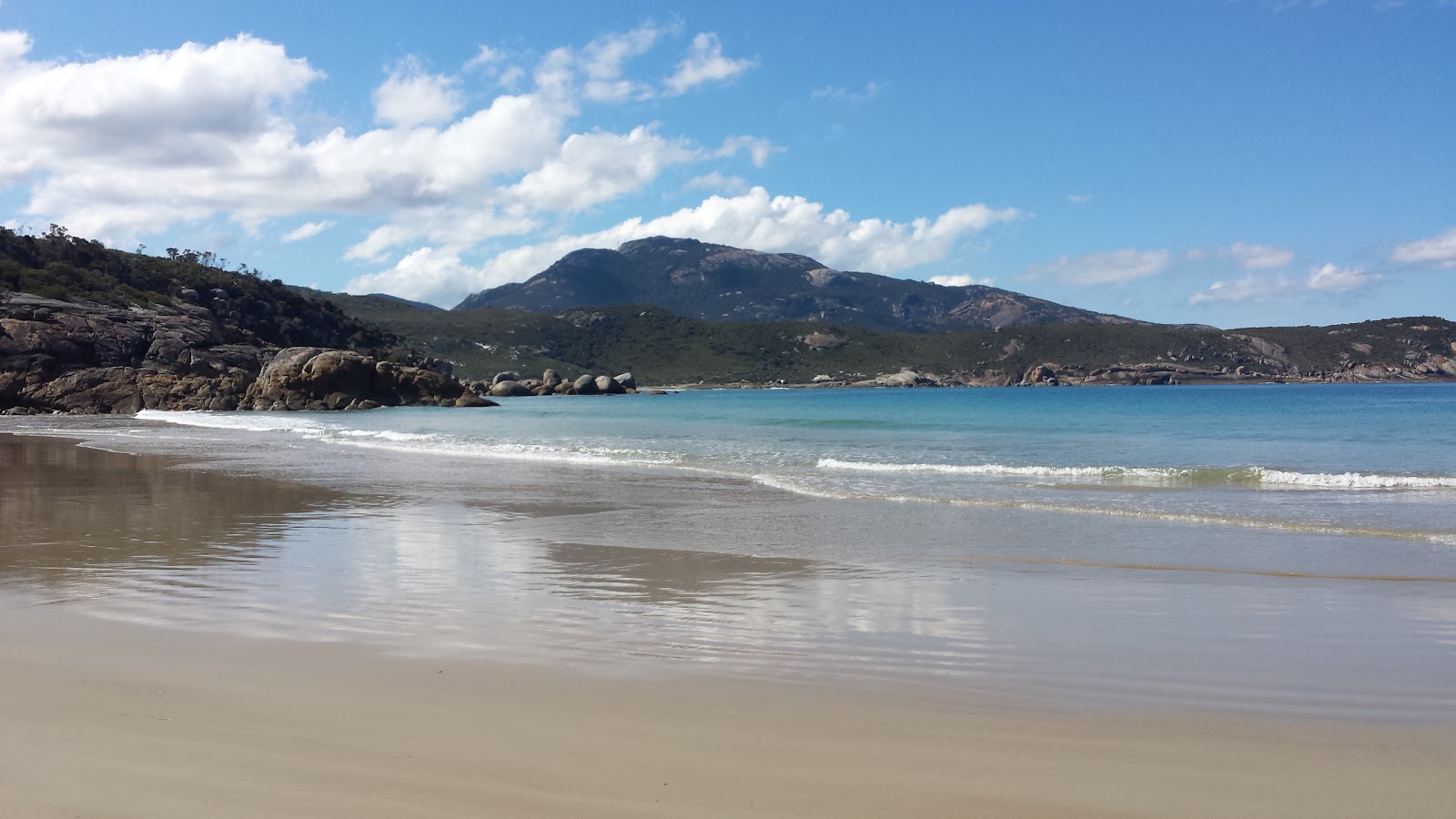 Φωτογραφία του Leonard Bay Beach με λεπτή μπεζ άμμος επιφάνεια