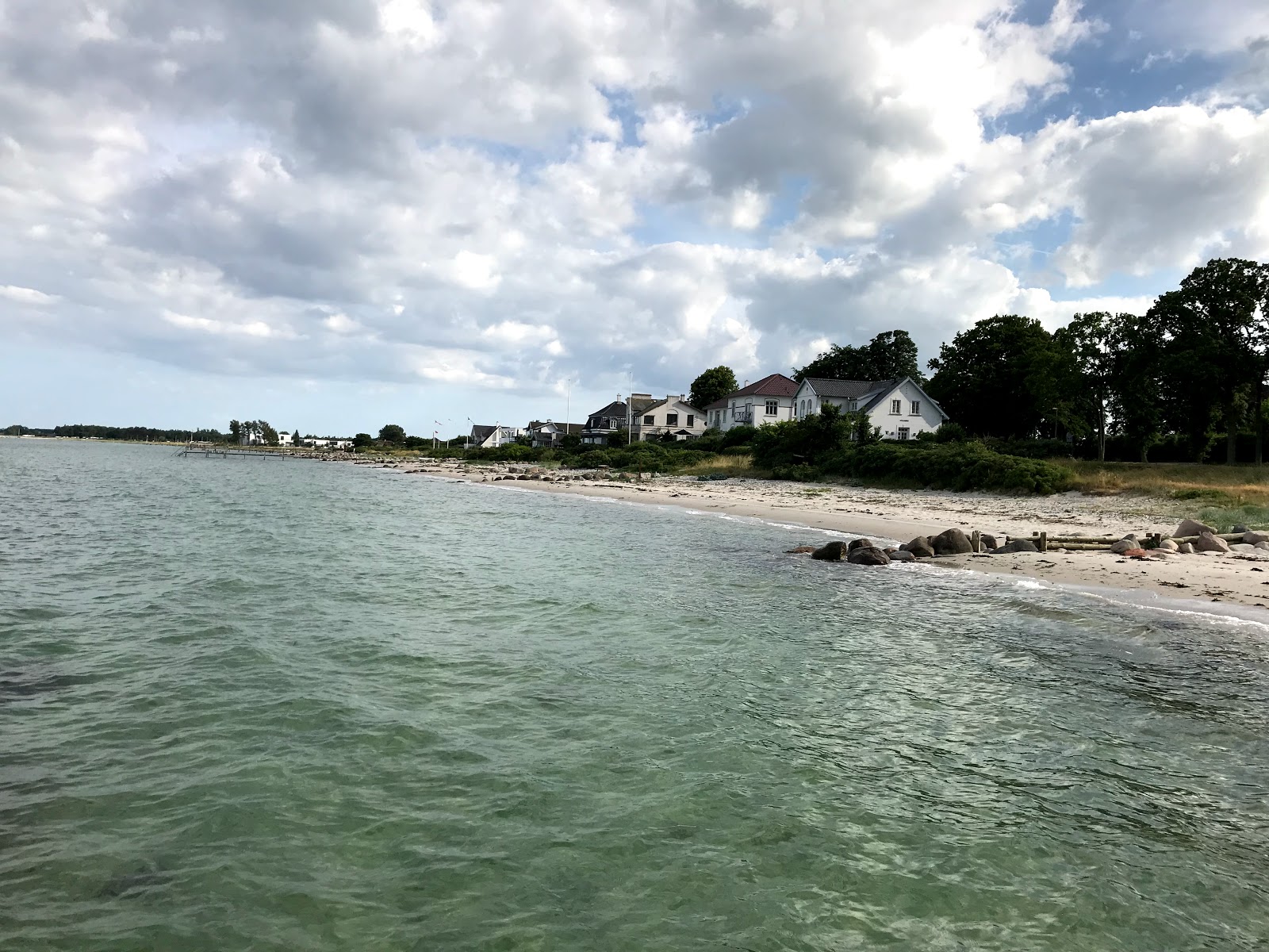 North Nyborg Beach'in fotoğrafı turkuaz saf su yüzey ile