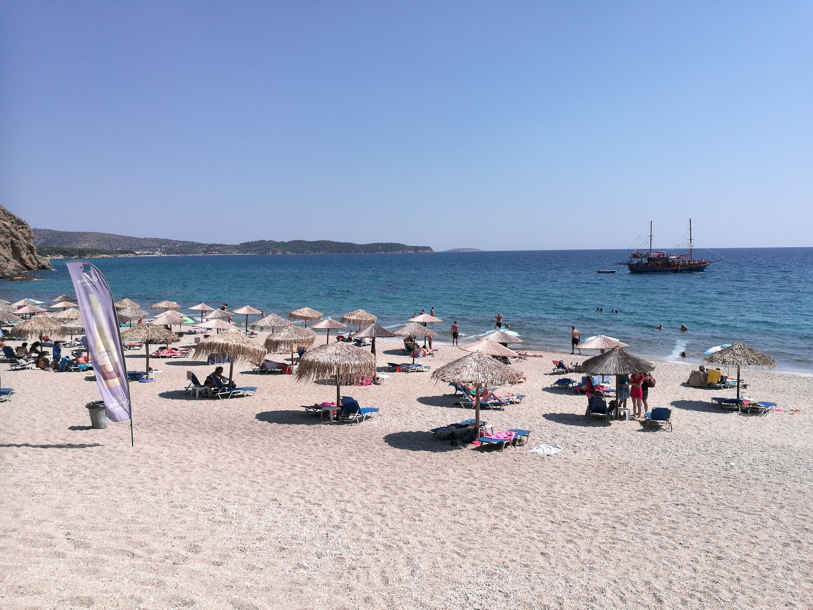 Foto di Metalia beach circondato da montagne