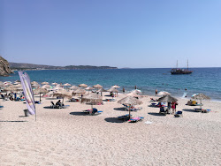 Metalia beach'in fotoğrafı dağlarla çevrili