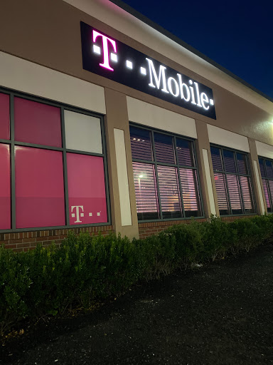 Cell Phone Store «T-Mobile», reviews and photos, 3 Everett St, Revere, MA 02151, USA