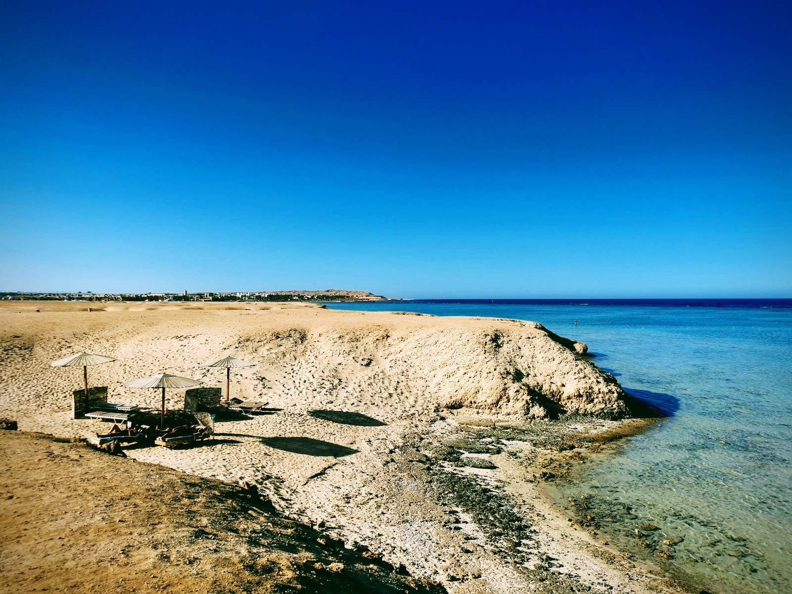 Fotografie cu Fayrouz Beach - locul popular printre cunoscătorii de relaxare