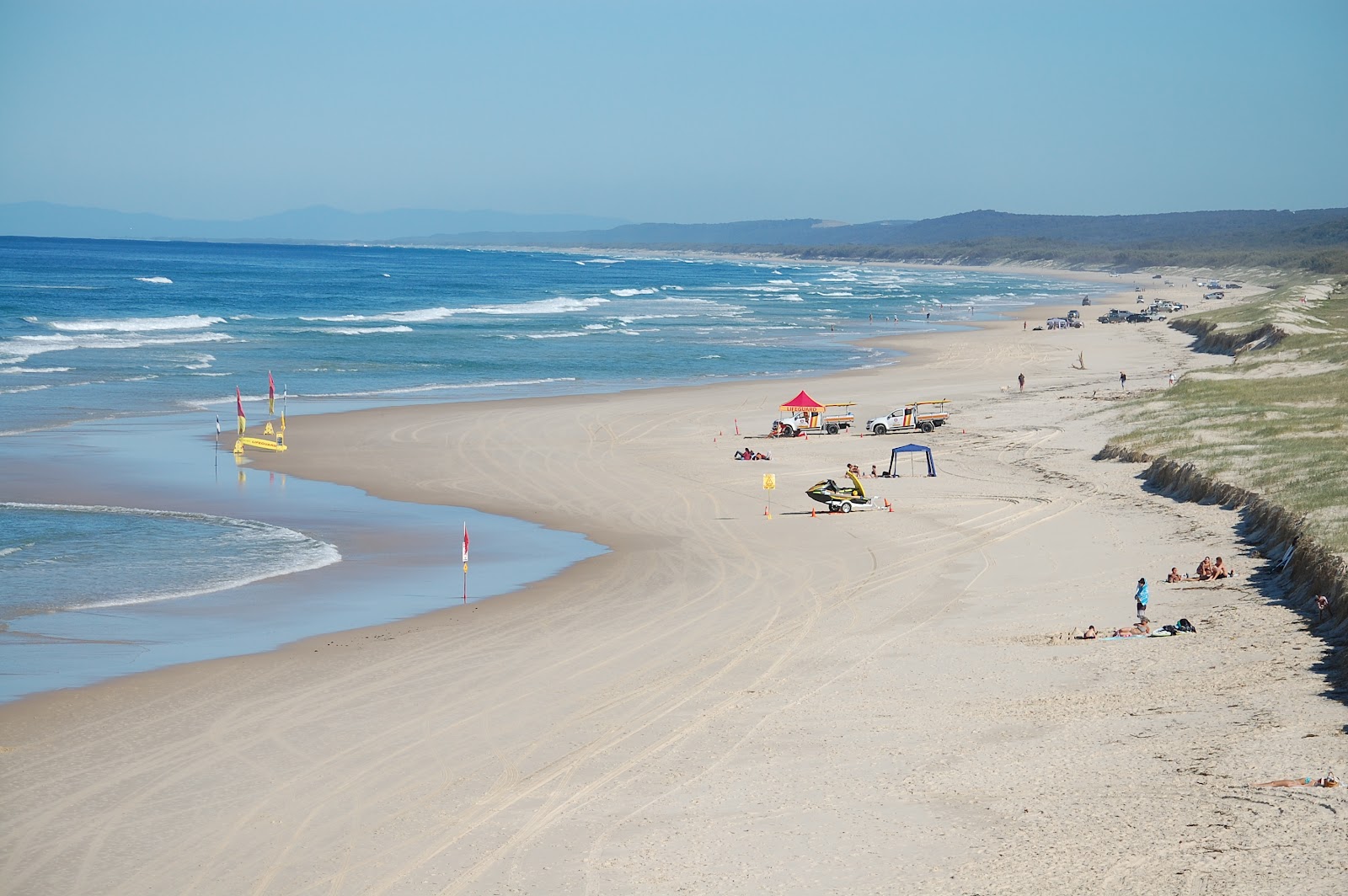 Foto van Main Beach met turquoise puur water oppervlakte