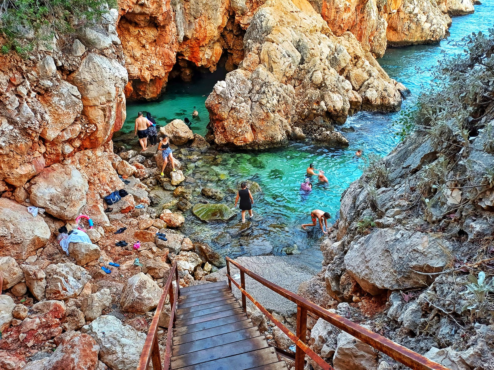 Photo de Tas Ocak Plaji entouré de montagnes