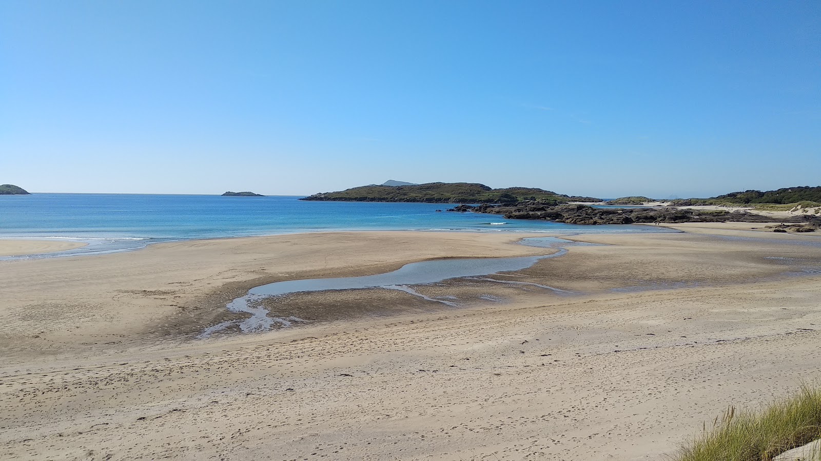 Derrynane Beach的照片 带有蓝色纯水表面