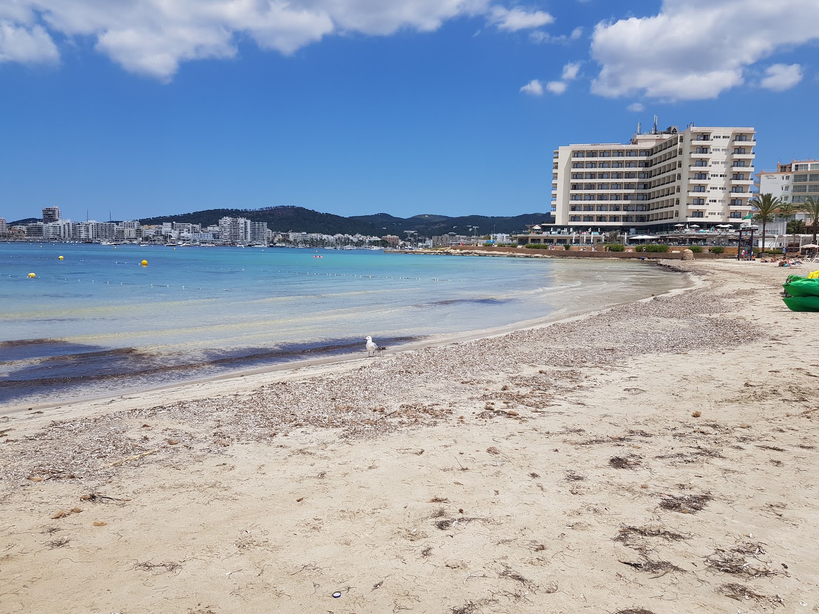 Foto van Playa es Pouet met helder fijn zand oppervlakte