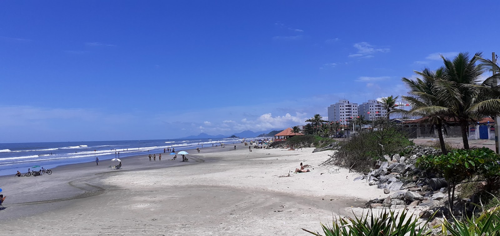 Foto di Spiaggia di Itanhanhem con una superficie del sabbia fine e luminosa