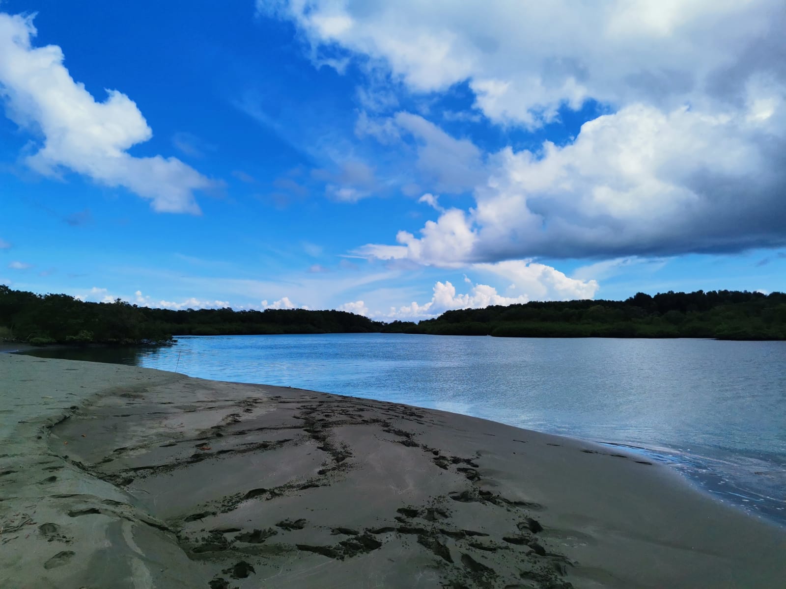 Playa Puntarenitas的照片 带有碧绿色水表面