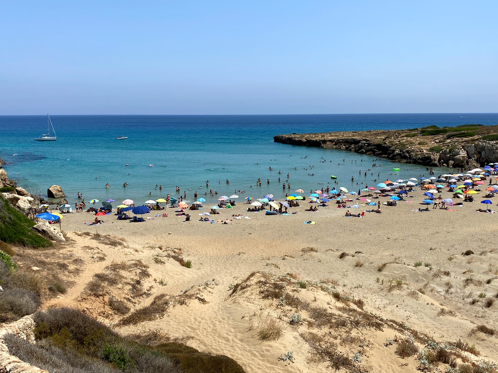 Spiaggia di Calamosche'in fotoğrafı kahverengi kum yüzey ile