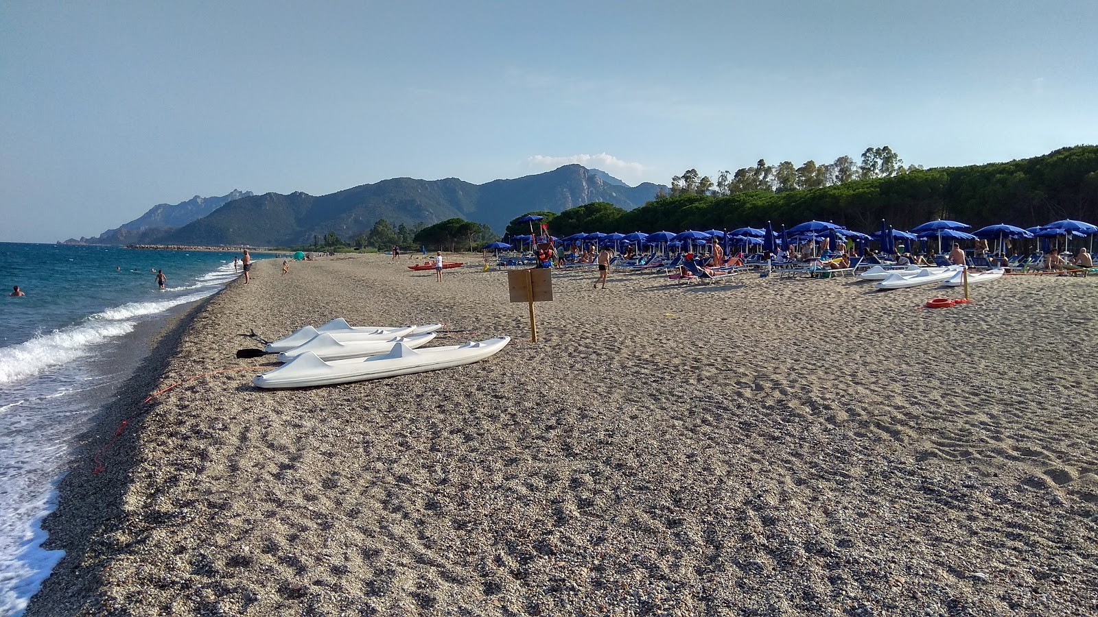 Foto av Spiaggia di Foddini med lång rak strand