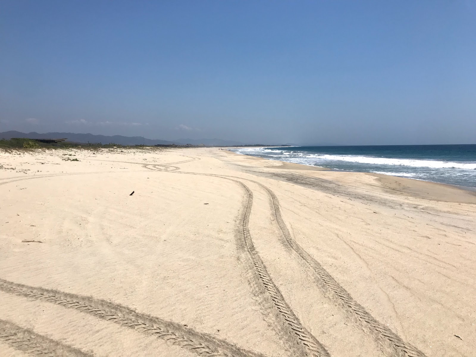 Zdjęcie Playa la Roca z powierzchnią drobny beżowy piasek
