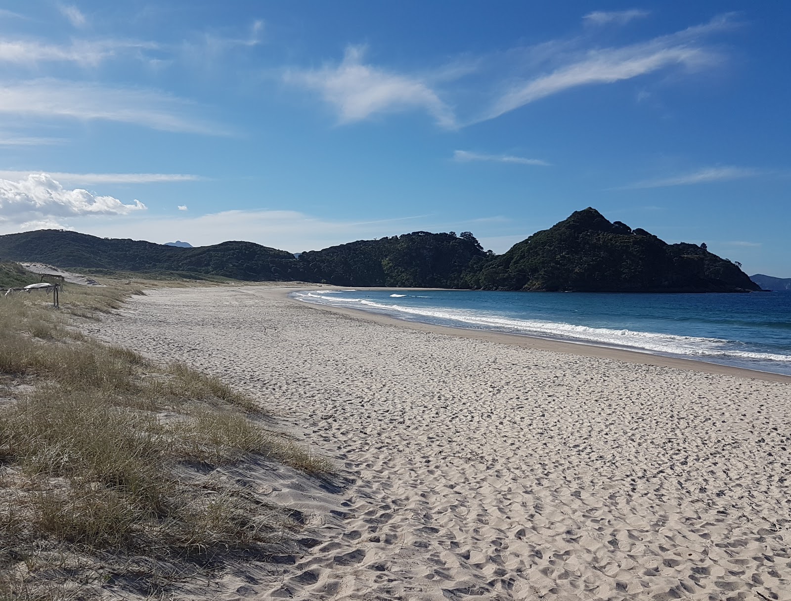 Foto van Medlands Beach ondersteund door kliffen