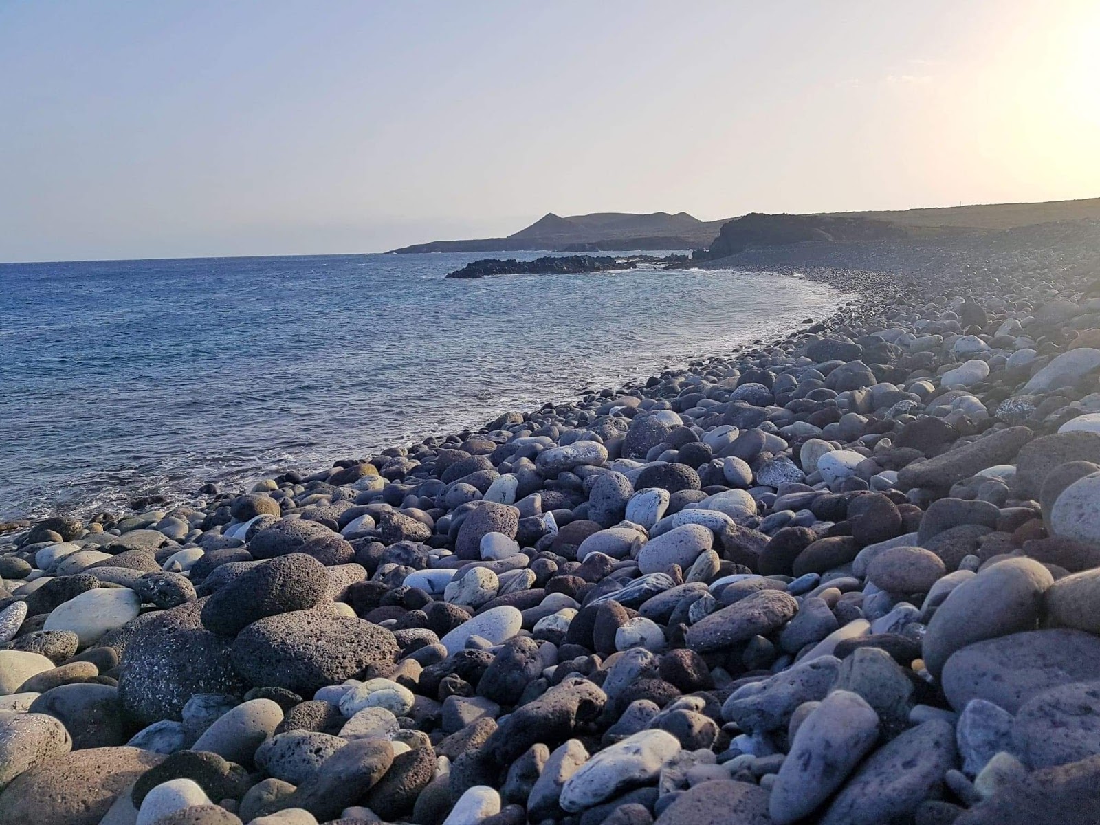 Photo de Playa El Barranco avec sable gris avec roches de surface