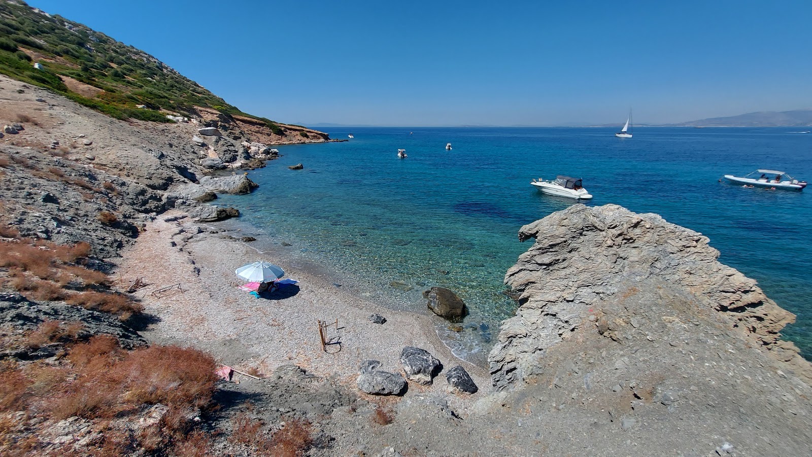 Paralia Arsidas II'in fotoğrafı kahverengi çakıl yüzey ile