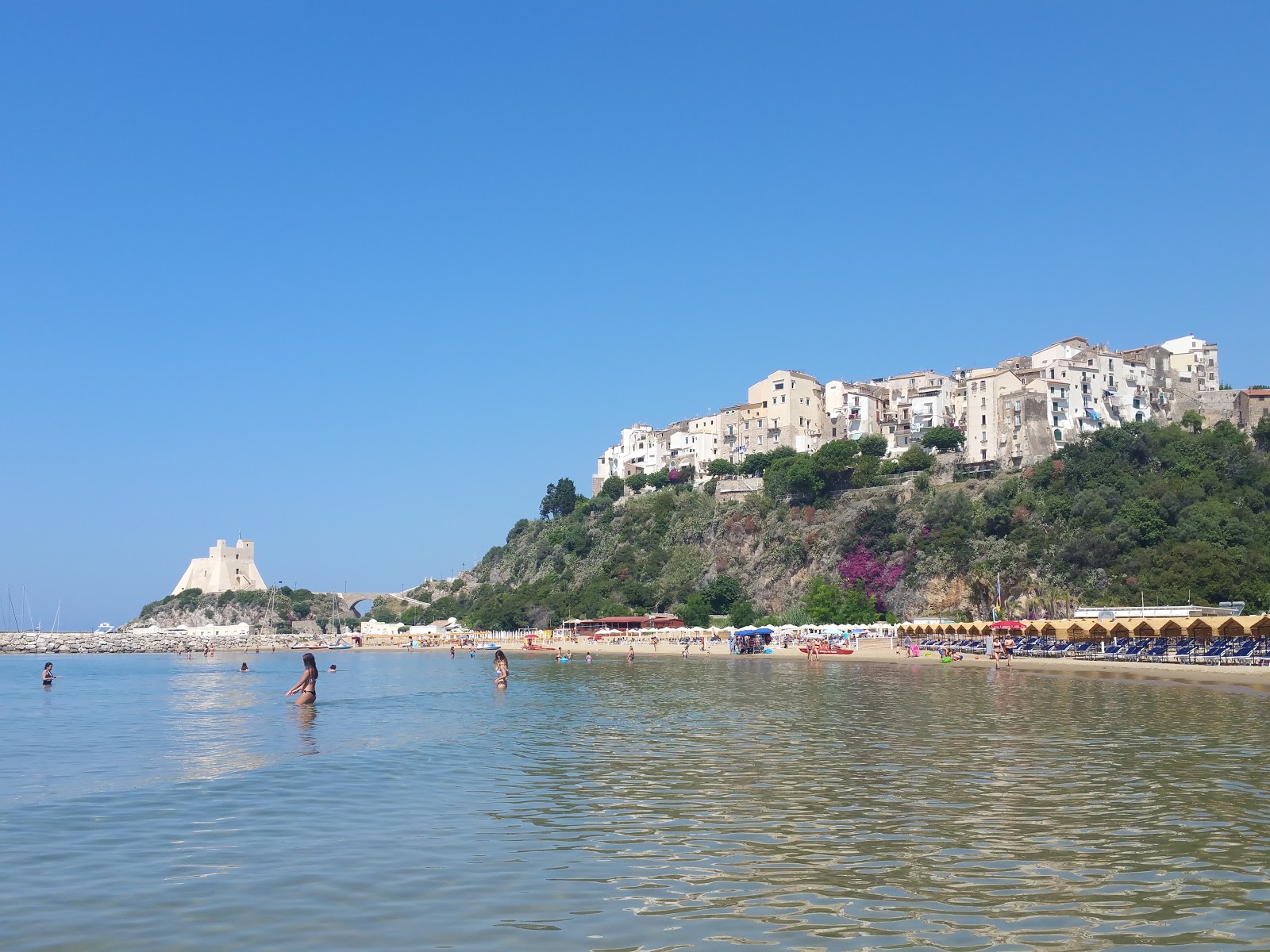 Photo de Spiaggia Angolo partiellement zone de villégiature