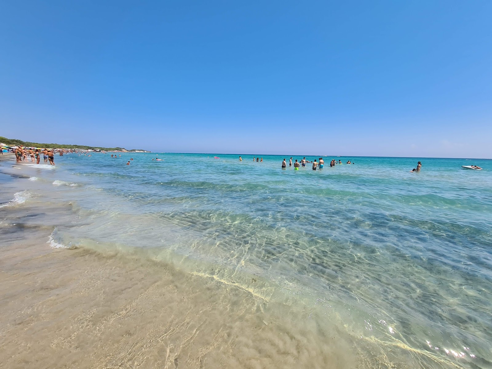 Spiaggia Laghi Alimini'in fotoğrafı parlak ince kum yüzey ile