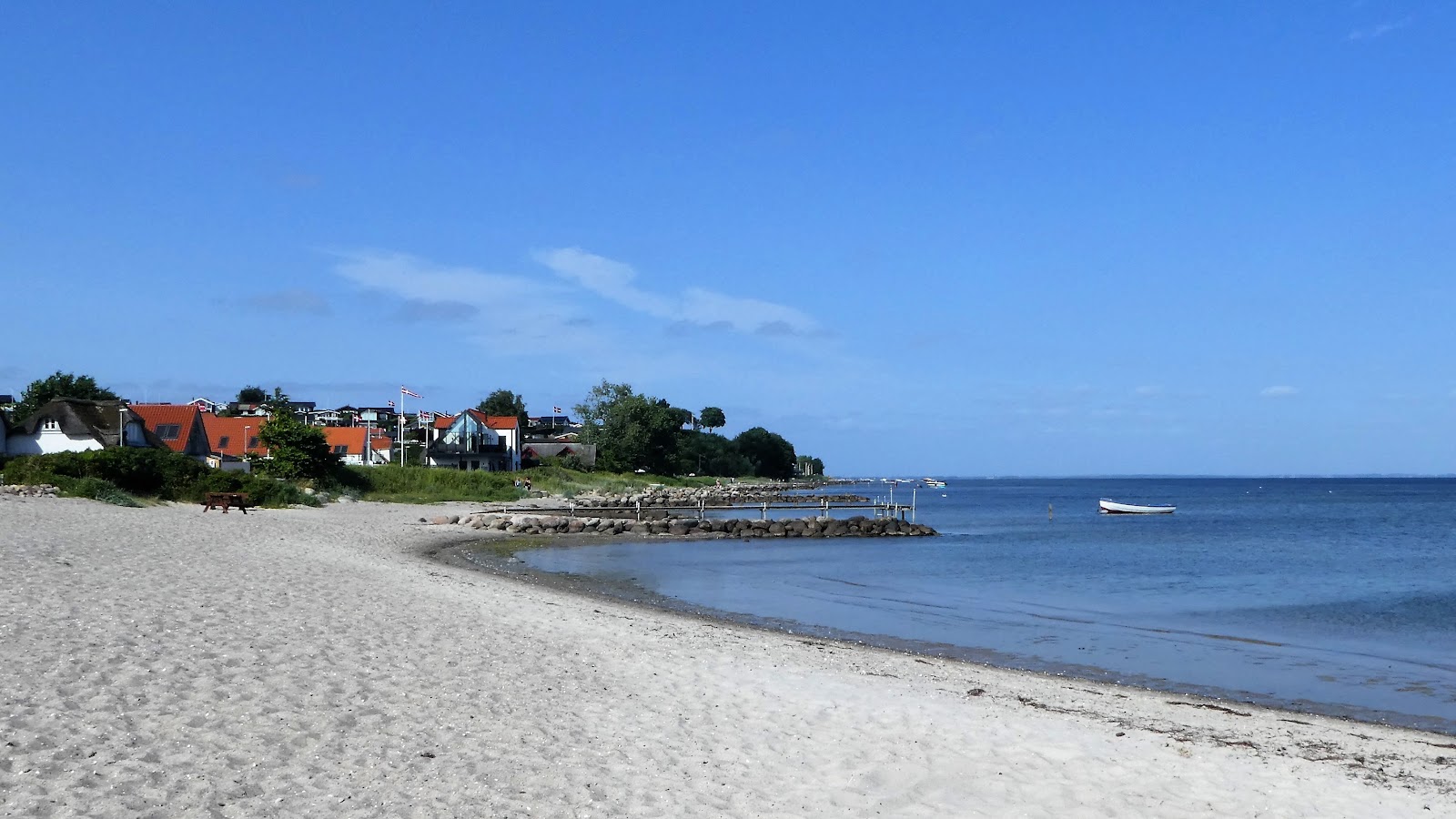 Foto de Hejlsminde Beach com areia bege superfície