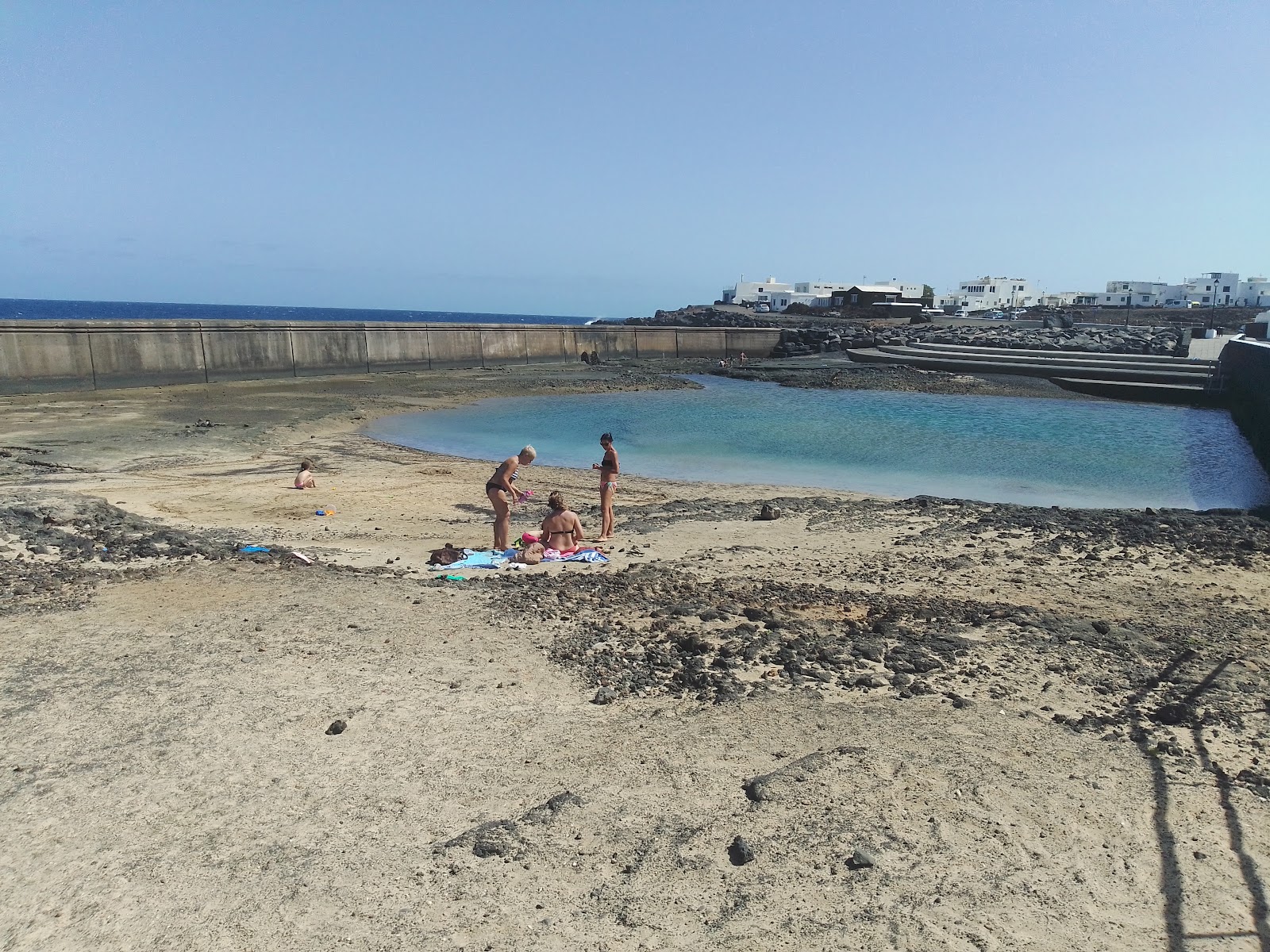 Piscina Natural Los Cocoteros'in fotoğrafı geniş bir kıyı şeridi ile birlikte