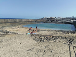 Piscina Natural Los Cocoteros'in fotoğrafı geniş bir kıyı şeridi ile birlikte