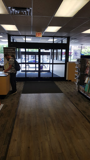 Print Shop «FedEx Office Print & Ship Center», reviews and photos, 3524 N Southport Ave, Chicago, IL 60657, USA