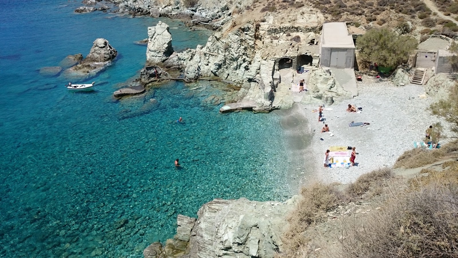 Galifos beach'in fotoğrafı taşlar yüzey ile