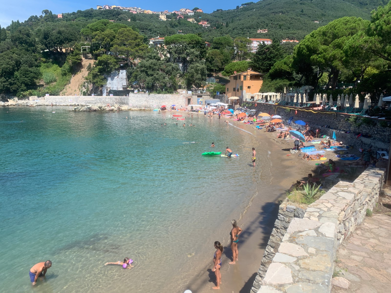 Spiaggia del Bunker的照片 带有棕沙表面